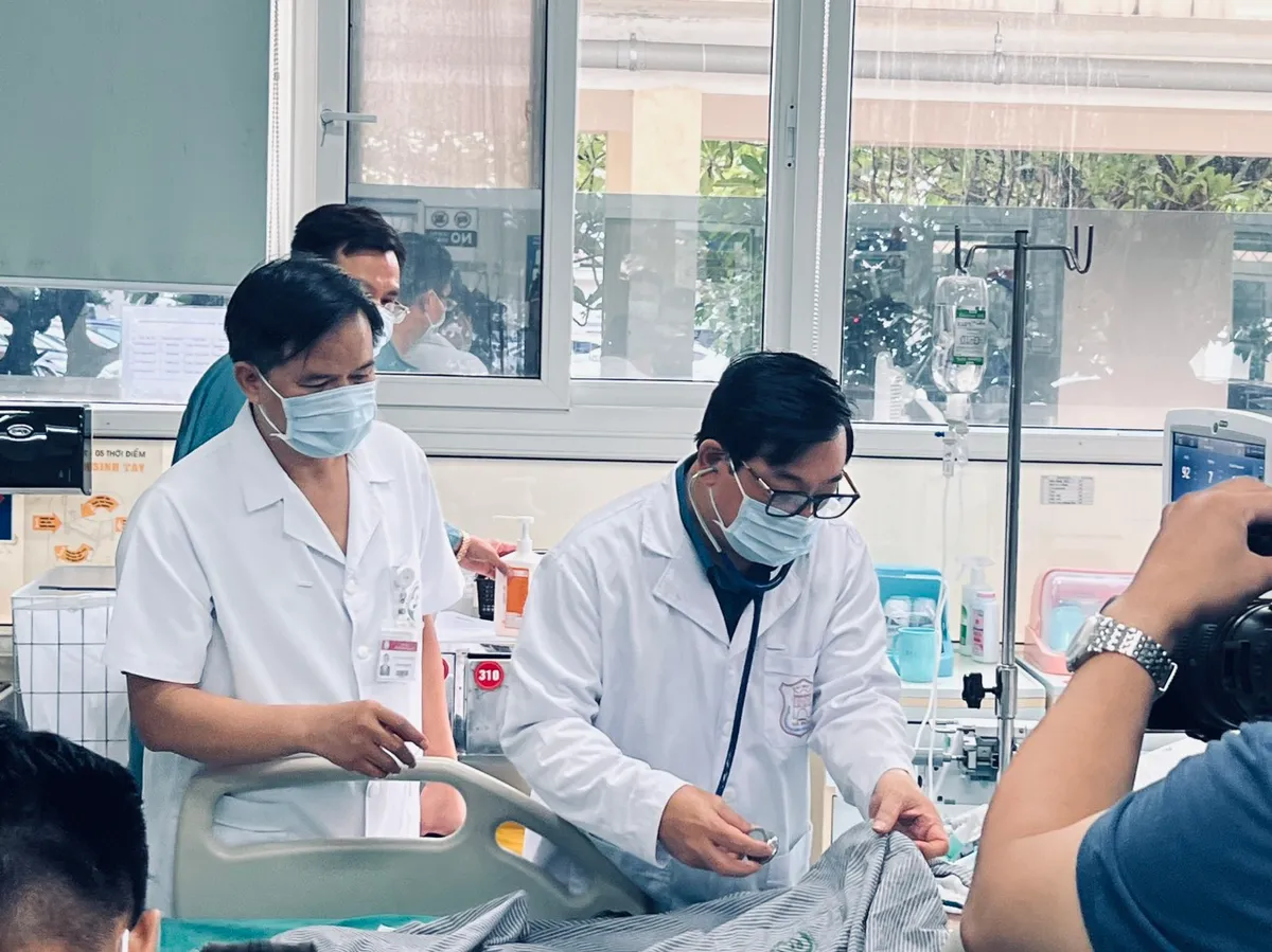 Tích cực cứu chữa các nạn nhân vụ cháy chung cư mini tại quận Thanh Xuân, Hà Nội - Ảnh 3.