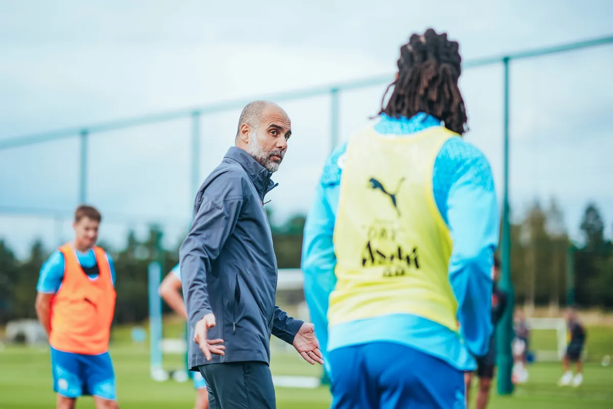 HLV Pep Guardiola trở lại Man City sau thời gian nằm viện - Ảnh 1. HLV Pep Guardiola trở lại Man City sau thời gian nằm viện - Ảnh 1.