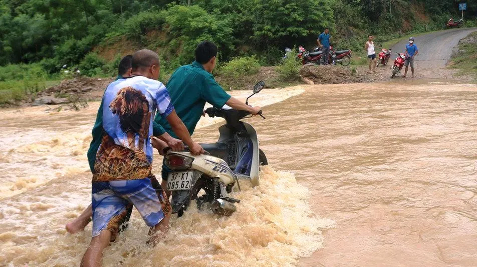 Mưa lớn chia cắt nhiều tuyến đường miền núi Nghệ An - Ảnh 4.