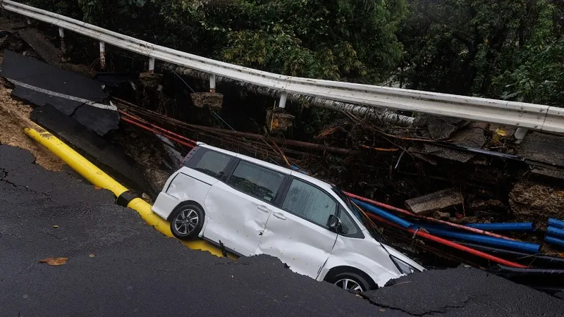 Hong Kong (Trung Quốc) đóng cửa trường học do mưa lớn - Ảnh 1.