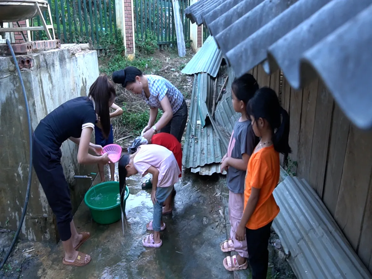 Những bữa ăn mì tôm chan cơm và căn nhà gỗ xuống cấp - Ảnh 5.