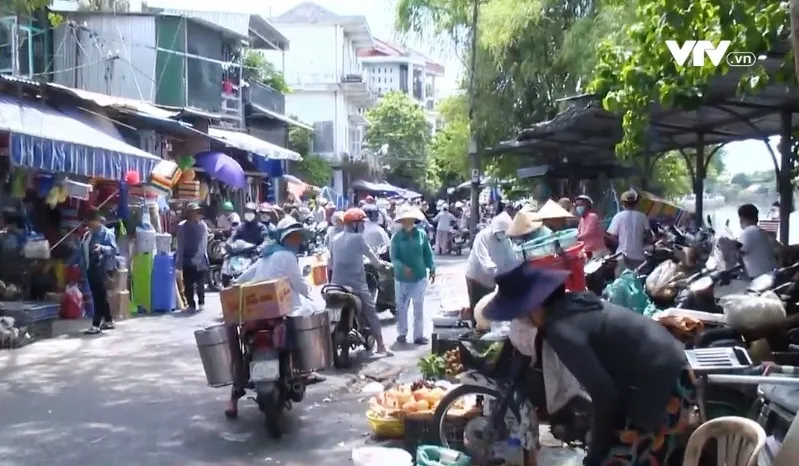 Chợ lấn chiếm vỉa hè, lòng đường giữa trung tâm TP Huế - Ảnh 1.