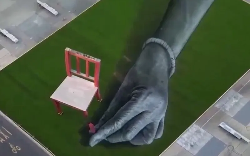 B&iacute;ch họa khổng lồ k&ecirc;u gọi thế giới kh&ocirc;ng vũ kh&iacute; - Ảnh 1.