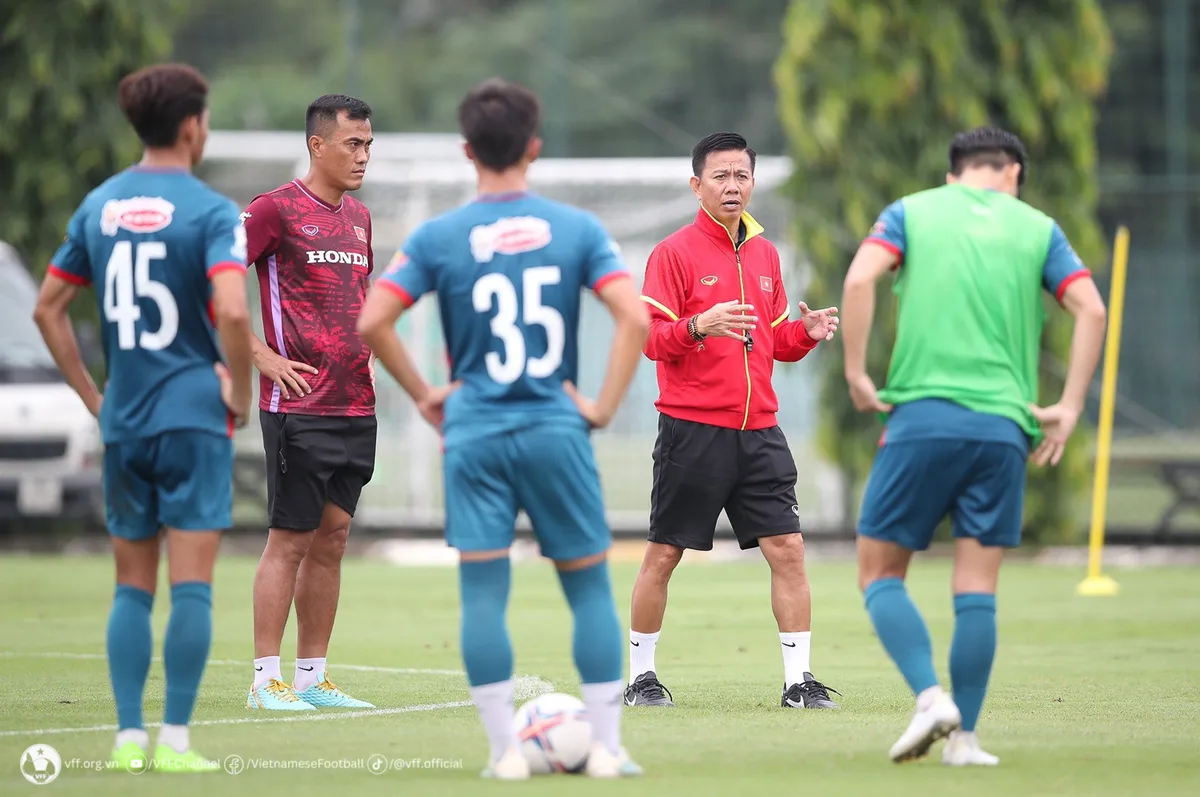 HLV Hoàng Anh Tuấn: Lối chơi của đội tuyển Olympic tương đồng với lối chơi của đội tuyển quốc gia - Ảnh 2. HLV Hoàng Anh Tuấn: Lối chơi của đội tuyển Olympic tương đồng với lối chơi của đội tuyển quốc gia - Ảnh 2.