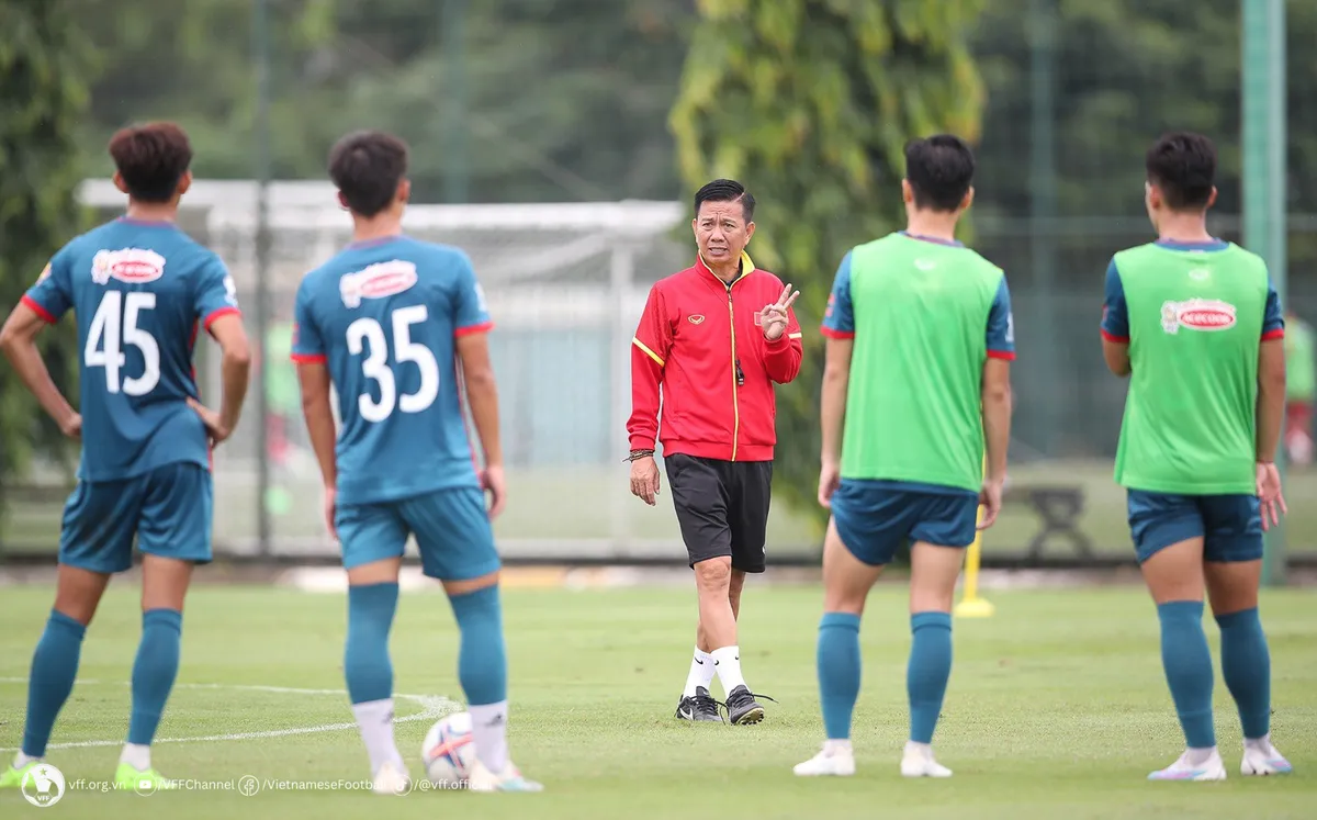 HLV Hoàng Anh Tuấn: Lối chơi của đội tuyển Olympic tương đồng với lối chơi của đội tuyển quốc gia - Ảnh 1. HLV Hoàng Anh Tuấn: Lối chơi của đội tuyển Olympic tương đồng với lối chơi của đội tuyển quốc gia - Ảnh 1.