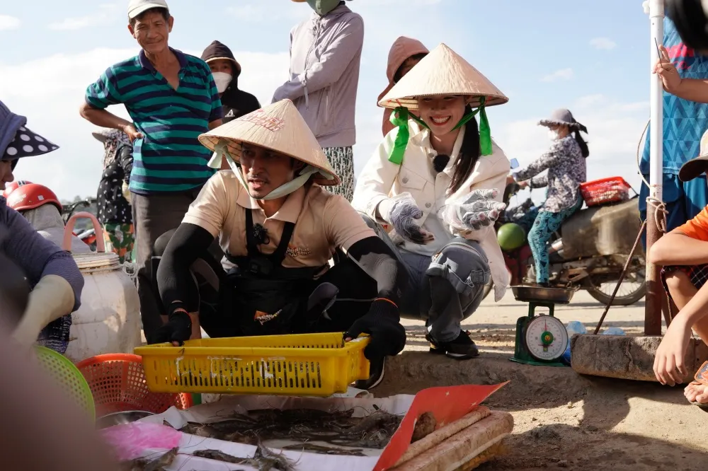 Huy Khánh - Diệp Bảo Ngọc bất lực khi ra chợ bán mực mà không ai mua - Ảnh 1.