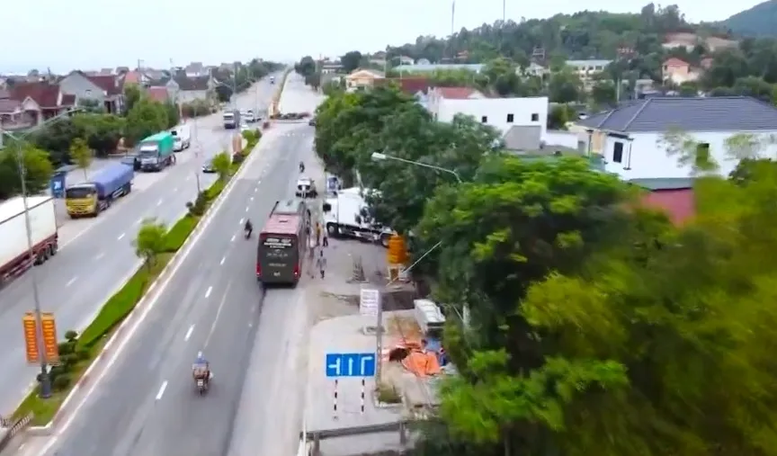H&agrave; Tĩnh: Bến c&oacute;c ngang nhi&ecirc;n hoạt động tr&ecirc;n quốc lộ - Ảnh 1.