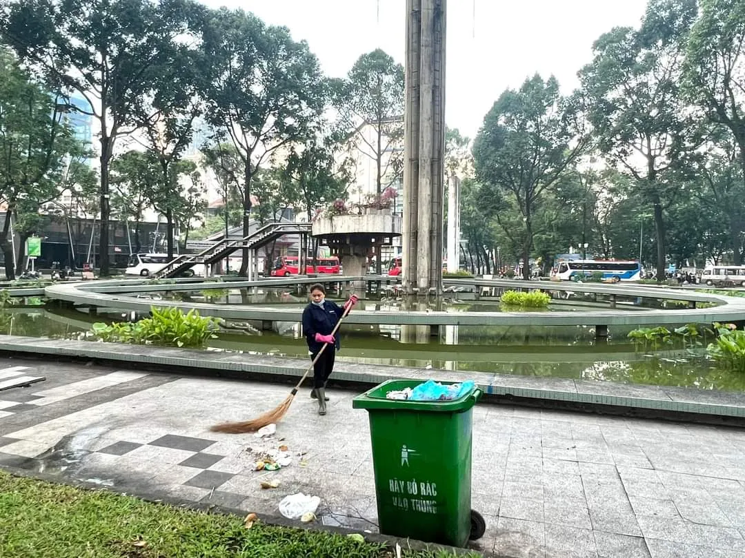 TP Hồ Chí Minh: Rác xả bừa bãi tại hồ Con Rùa, người dân ngán ngẩm - Ảnh 2.