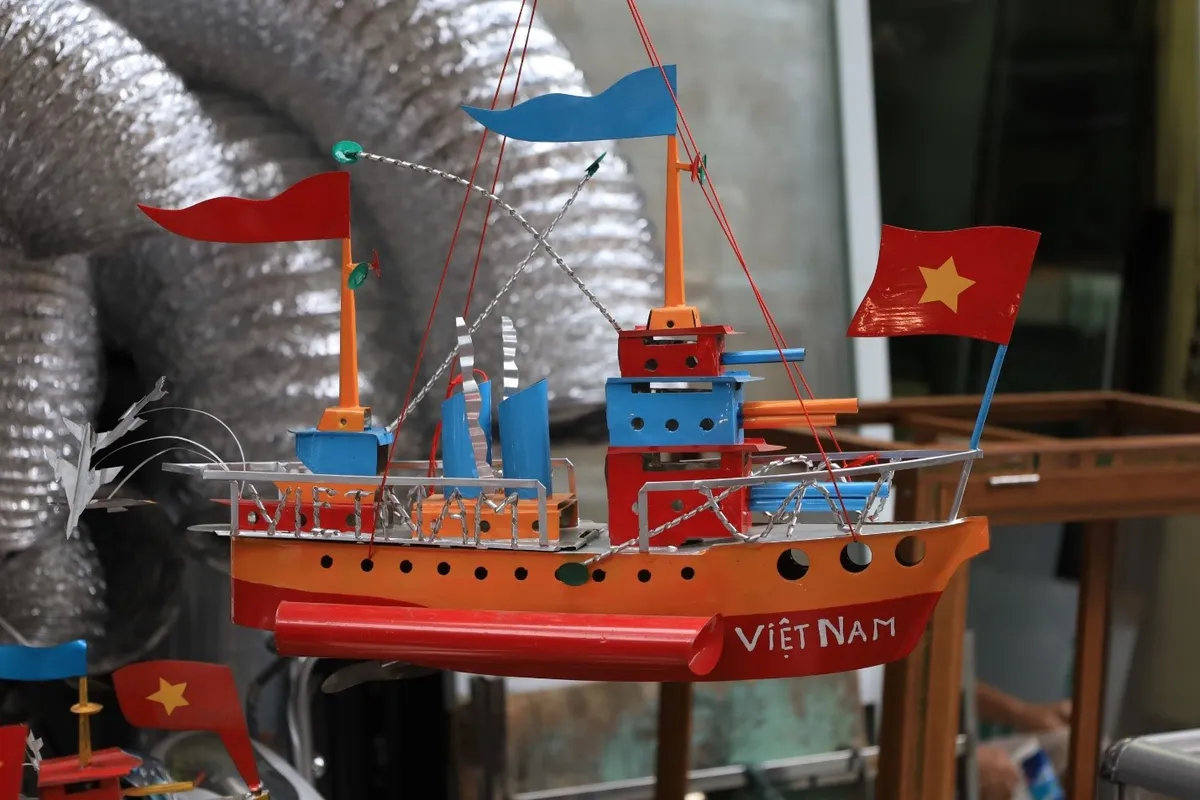 Tàu thủy sắt Tây - Món đồ chơi Trung thu một thời đang dần bị lãng quên - Ảnh 3.