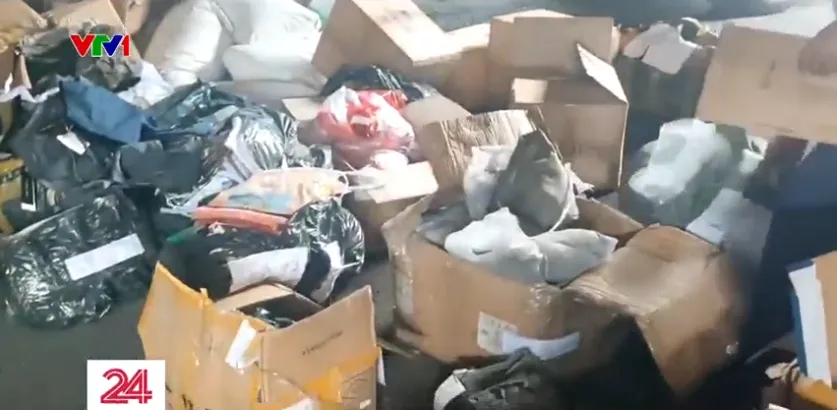 Ti&ecirc;u hủy hơn 21.000 sản phẩm quần &aacute;o, gi&agrave;y d&eacute;p lậu - Ảnh 1.