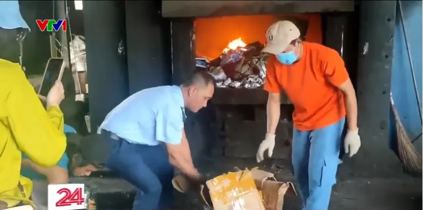 Ti&ecirc;u hủy hơn 21.000 sản phẩm quần &aacute;o, gi&agrave;y d&eacute;p lậu - Ảnh 2.