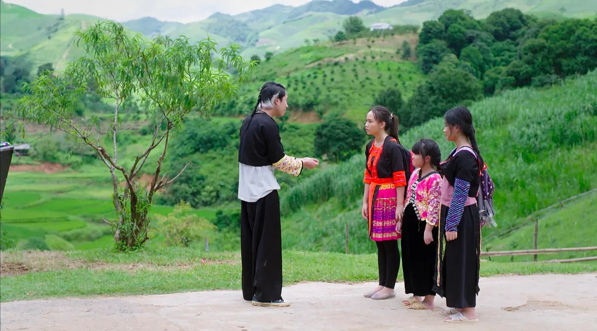 Cuộc chiến không giới tuyến - Tập 7: Đồn trưởng Trung và lang Phương nhận làm bố mẹ nuôi chị em Trà - Ảnh 2.