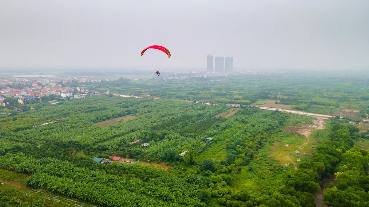 Trải nghiệm bay dù lượn Paramotor Gliding ngay tại Hà Nội - Ảnh 1.