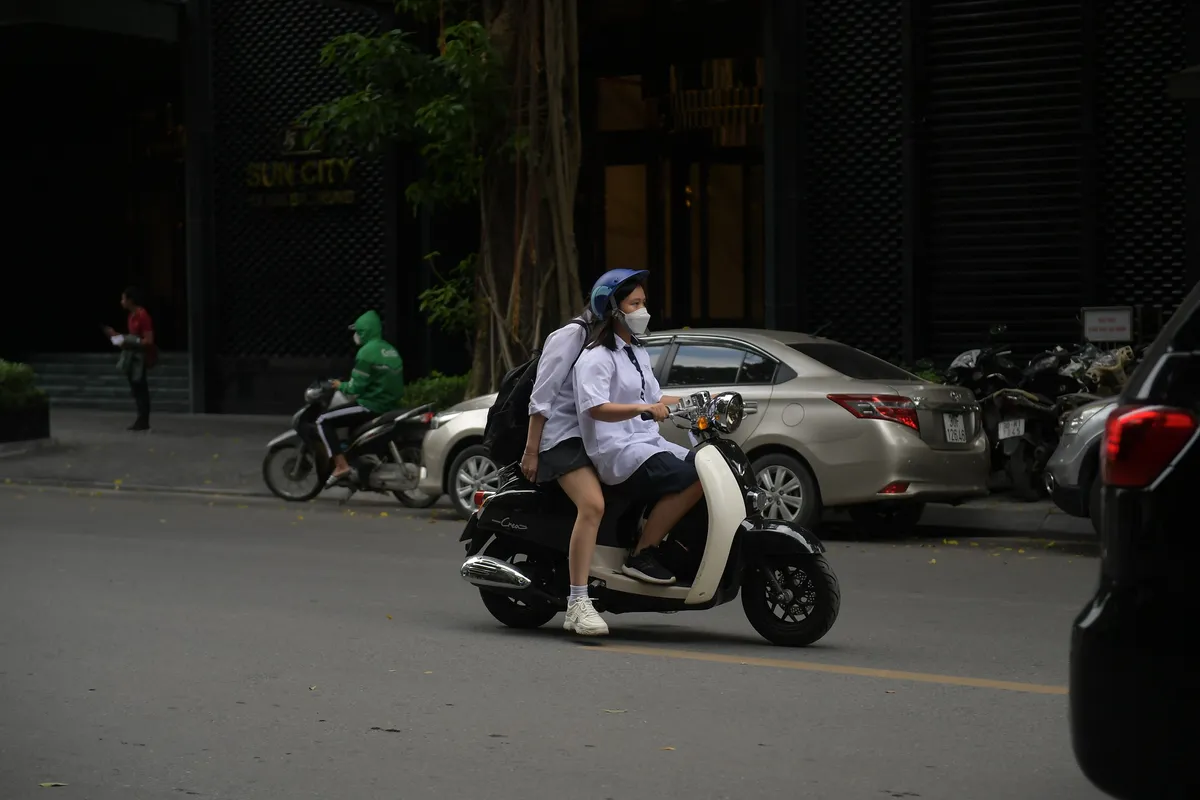 Hà Nội: Xử lý nghiêm học sinh, phụ huynh vi phạm quy định về an toàn giao thông - Ảnh 2.