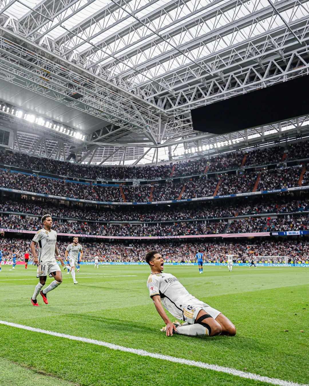 Tân binh Jude Bellingham tiếp tục tỏa sáng trong màu áo Real Madrid - Ảnh 2. Tân binh Jude Bellingham tiếp tục tỏa sáng trong màu áo Real Madrid - Ảnh 2.