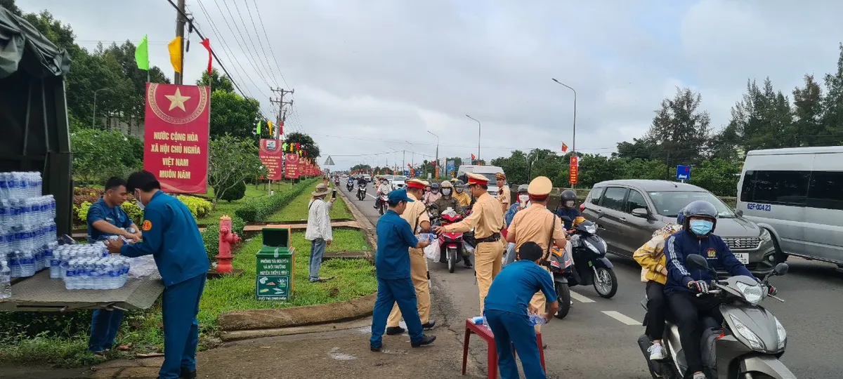 CSGT ở Thống Nhất, Đồng Nai tặng nước suối cho bà con trên đường về nghỉ lễ 2/9 - Ảnh 1.