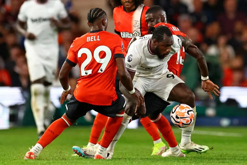 Thắng tân binh, West Ham vượt Man City giành ngôi đầu giải Ngoại hạng Anh - Ảnh 1. Thắng tân binh, West Ham vượt Man City giành ngôi đầu giải Ngoại hạng Anh - Ảnh 1.