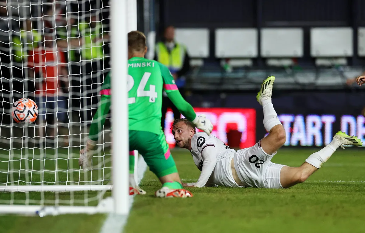Thắng tân binh, West Ham vượt Man City giành ngôi đầu giải Ngoại hạng Anh - Ảnh 2. Thắng tân binh, West Ham vượt Man City giành ngôi đầu giải Ngoại hạng Anh - Ảnh 2.