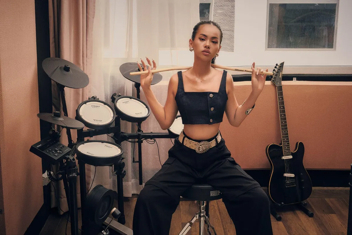 Khi nghệ sĩ trẻ Việt nỗ lực l&agrave;m nhạc tiếng Anh - Ảnh 1.