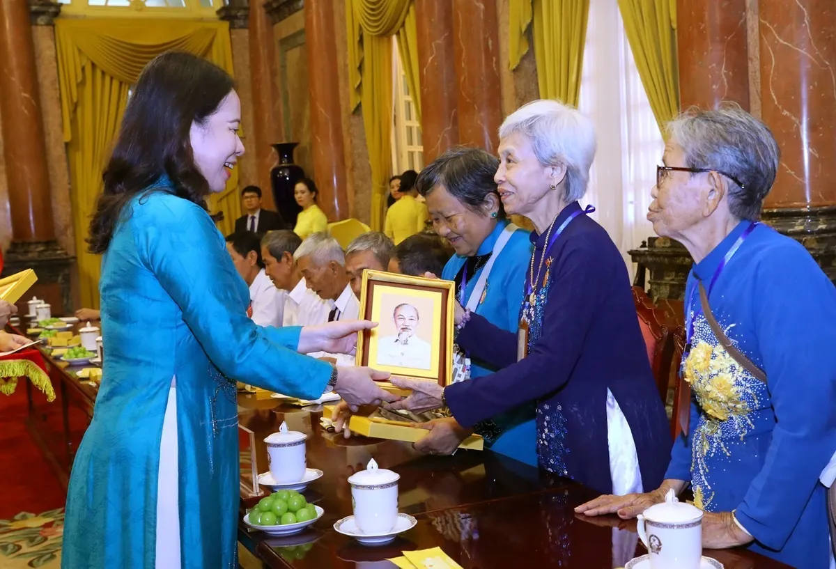 Phó Chủ tịch nước gặp mặt Đoàn đại biểu người có công tiêu biểu tỉnh An Giang - Ảnh 1.