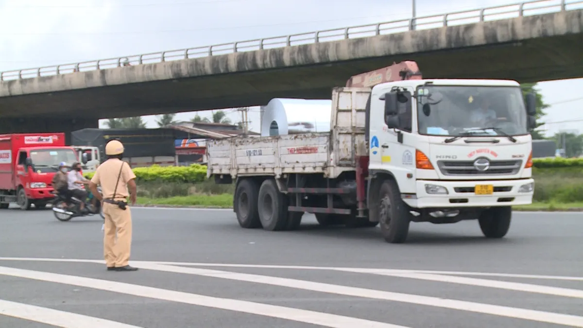 CSGT TP Hồ Chí Minh xử lý hàng nghìn xe khách, xe container vi phạm - Ảnh 2.