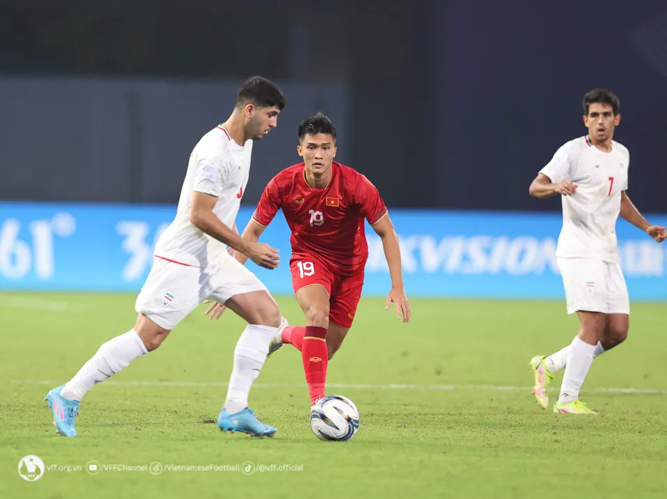 Đội tuyển Olympic Việt Nam không tạo được bất ngờ trước đối thủ mạnh Iran - Ảnh 1. Đội tuyển Olympic Việt Nam không tạo được bất ngờ trước đối thủ mạnh Iran - Ảnh 1.