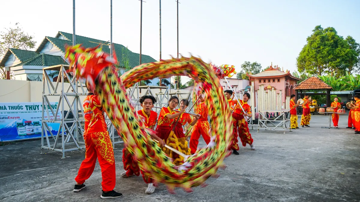 Mãn nhãn lân múa Mai hoa thung ở Cần Thơ - Ảnh 3.