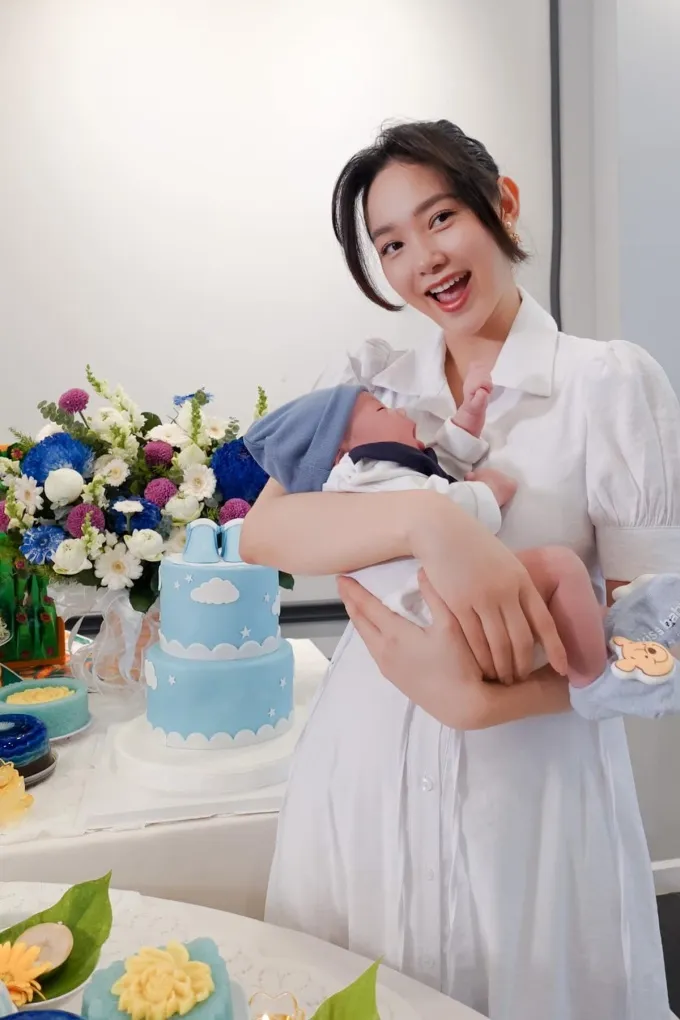 Minh Hằng l&agrave;m đầy th&aacute;ng cho con trai, h&ocirc;n nh&acirc;n gần 30 năm hạnh ph&uacute;c của Nguyệt Anh - Anh Tuấn - Ảnh 1.