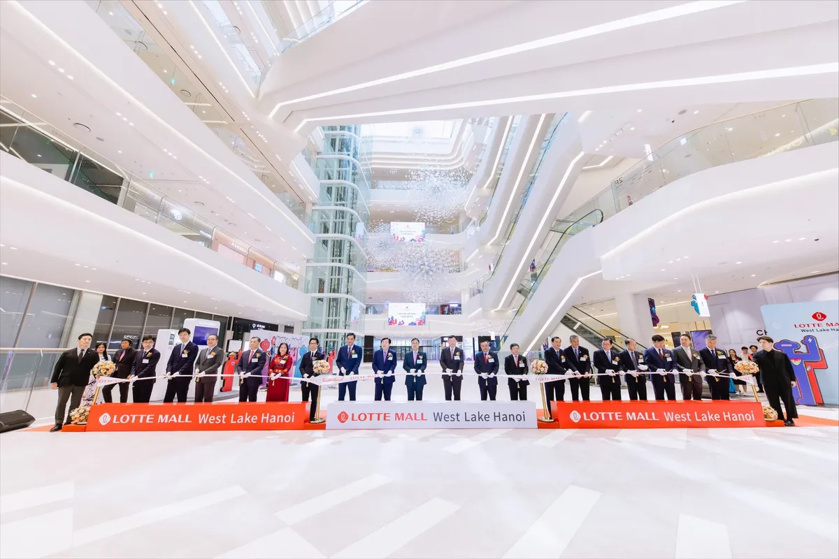 Lotte Mall West Lake chính thức khai trương, loạt thương hiệu đình đám mở cửa đón khách - Ảnh 1.