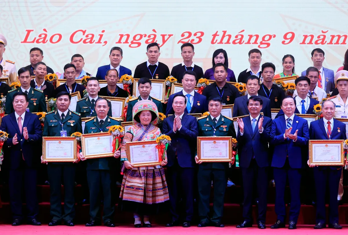 Chủ tịch nước V&otilde; Văn Thưởng dự Lễ kỷ niệm 65 năm B&aacute;c Hồ thăm L&agrave;o Cai - Ảnh 4.