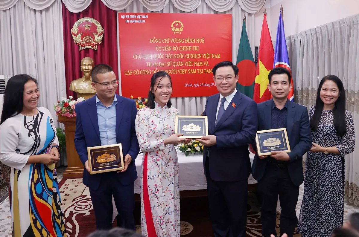 Chủ tịch Quốc hội Vương Đ&igrave;nh Huệ gặp mặt cộng đồng người Việt Nam ở Bangladesh - Ảnh 2.