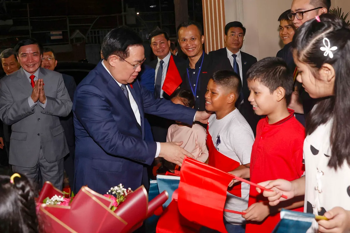 Chủ tịch Quốc hội Vương Đ&igrave;nh Huệ gặp mặt cộng đồng người Việt Nam ở Bangladesh - Ảnh 1.