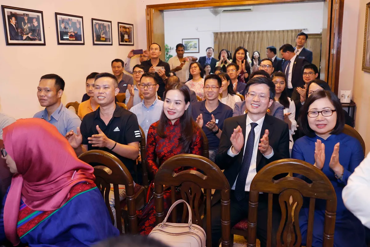 Chủ tịch Quốc hội Vương Đ&igrave;nh Huệ gặp mặt cộng đồng người Việt Nam ở Bangladesh - Ảnh 4.