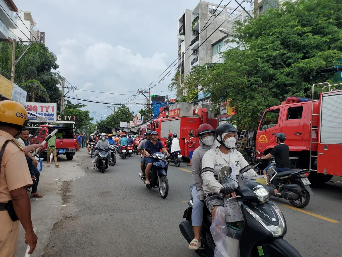 TP Hồ Chí Minh: Sập nhà 4 tầng, 2 nạn nhân bị mắc kẹt - Ảnh 3.