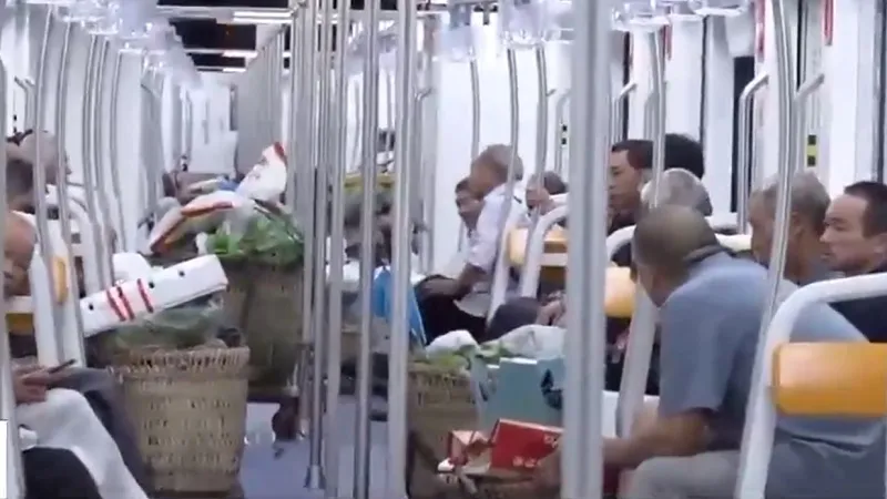 Chuyến t&agrave;u gi&uacute;p người trồng rau Trung Quốc ti&ecirc;u thụ sản phẩm   - Ảnh 1.