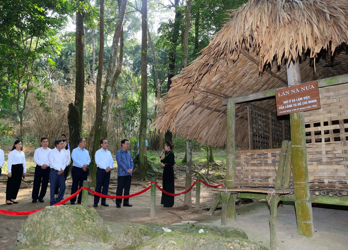 Chủ tịch nước V&otilde; Văn Thưởng d&acirc;ng hương tại Khu di t&iacute;ch Quốc gia đặc biệt T&acirc;n Tr&agrave;o - Ảnh 1.