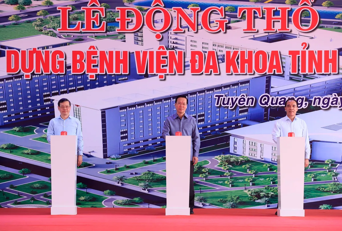 Chủ tịch nước V&otilde; Văn Thưởng d&acirc;ng hương tại Khu di t&iacute;ch Quốc gia đặc biệt T&acirc;n Tr&agrave;o - Ảnh 2.