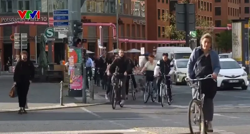 Berlin đi ngược xu hướng hạn chế xe &ocirc; t&ocirc; trong th&agrave;nh phố - Ảnh 1.