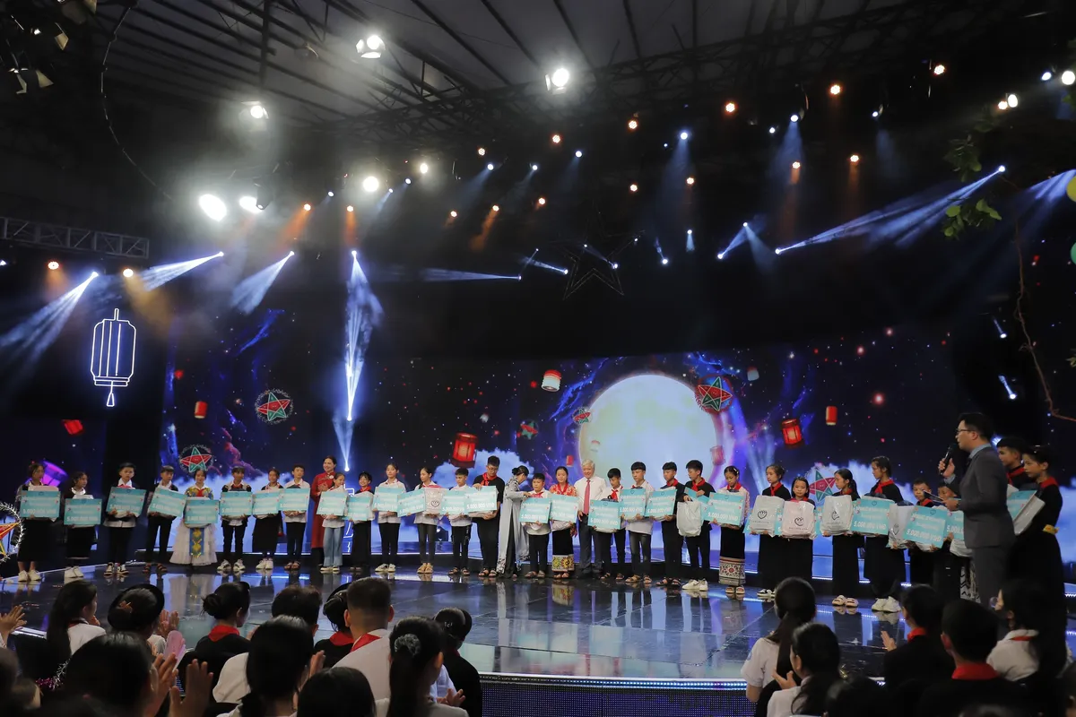 Hơn 600 diễn vi&ecirc;n, nghệ sĩ c&ugrave;ng Thắp s&aacute;ng ước mơ thiếu nhi Việt Nam - Ảnh 4.