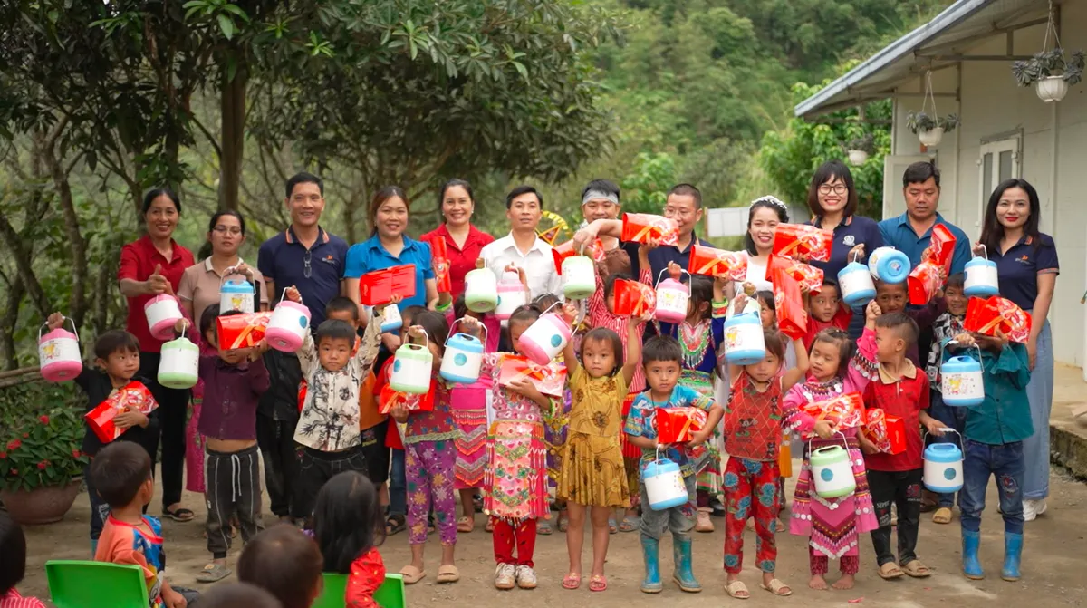 Trăng Xanh mang Trung thu đầu tiên tới điểm trường vùng khó Hà Giang - Ảnh 4.