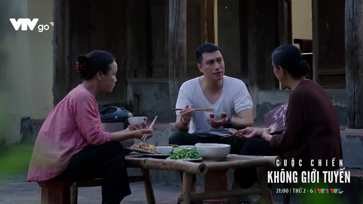 Cuộc chiến kh&ocirc;ng giới tuyến - Tập 11: Trung bị ch&ecirc; cứng nhắc như c&acirc;y cột điện - Ảnh 1.