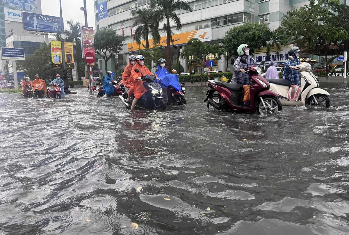 Nhiều tỉnh miền Trung mưa lớn, đường phố ngập sâu - Ảnh 1.