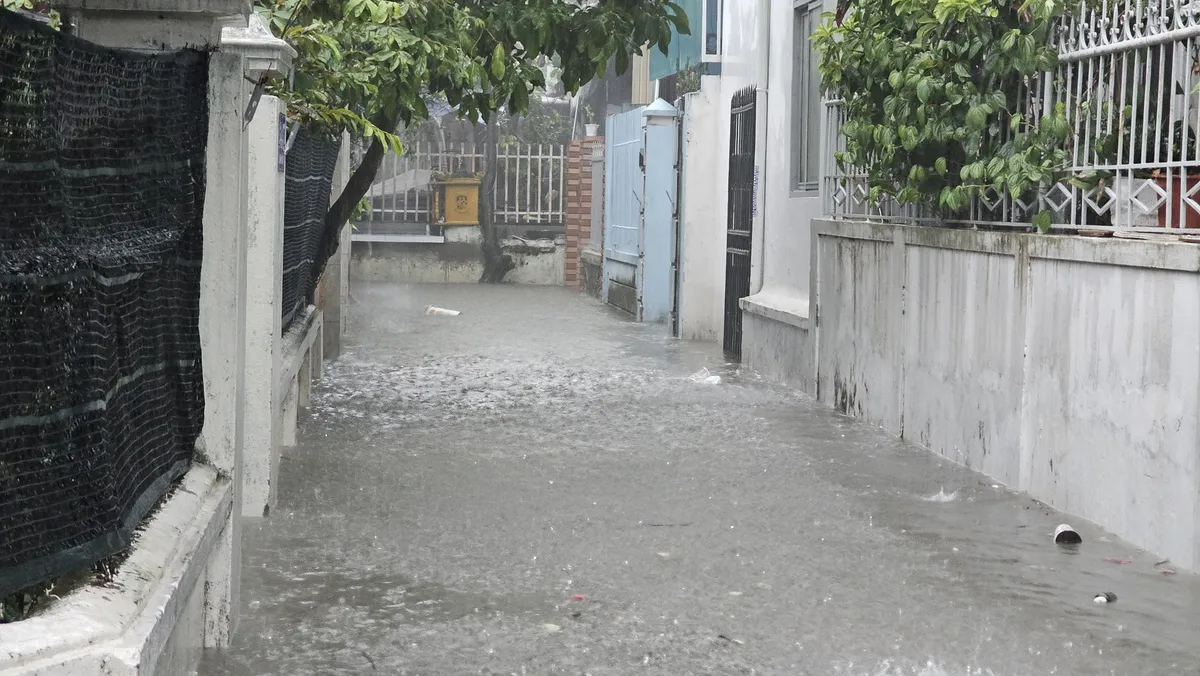 Thừa Thi&ecirc;n - Huế: D&ocirc;ng lốc l&agrave;m nhiều ng&ocirc;i nh&agrave; bị tốc m&aacute;i - Ảnh 2.