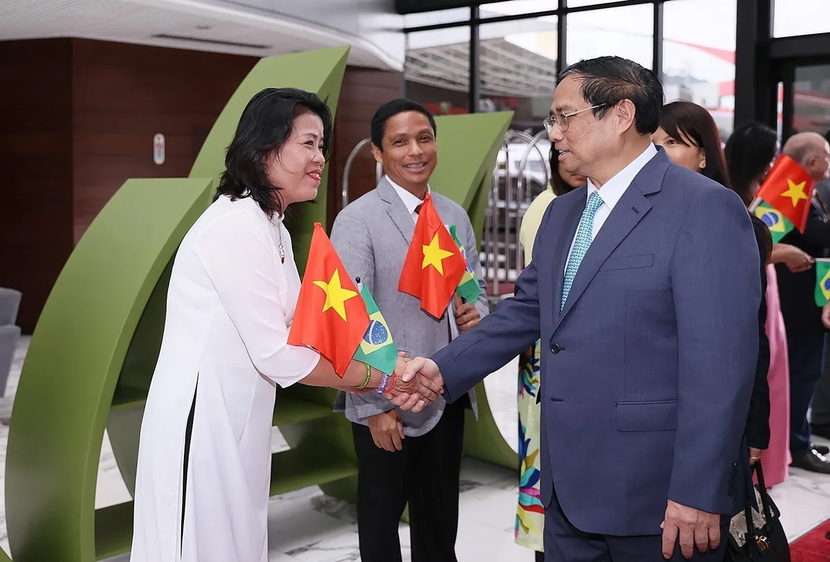 Thủ tướng thăm hỏi, động vi&ecirc;n v&agrave; giao nhiệm vụ cho Đại sứ qu&aacute;n Việt Nam tại Brazil - Ảnh 8.