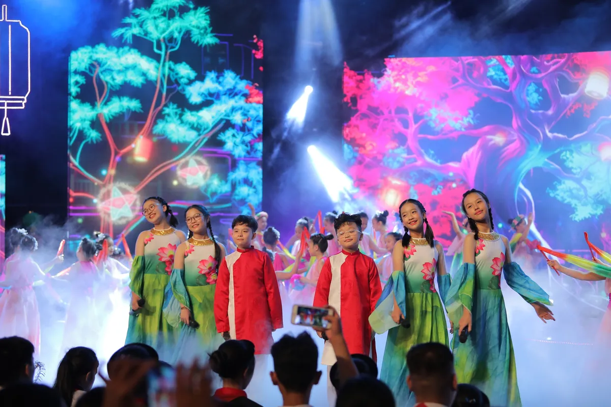 Hơn 600 diễn vi&ecirc;n, nghệ sĩ c&ugrave;ng Thắp s&aacute;ng ước mơ thiếu nhi Việt Nam - Ảnh 9.