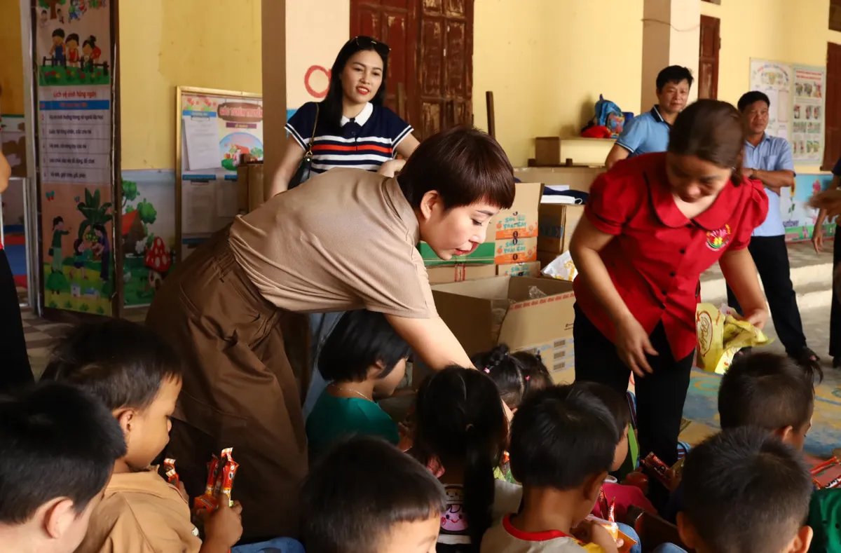 Những người làm báo trên quê Bác mang trung thu yêu thương đến với trẻ em nghèo - Ảnh 3.