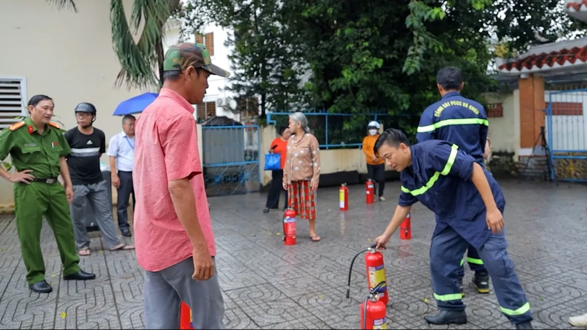 Vũng Tàu: Trao tặng gần 150 bình chữa cháy cho các hộ dân khó khăn - Ảnh 1. Vũng Tàu: Trao tặng gần 150 bình chữa cháy cho các hộ dân khó khăn - Ảnh 1.