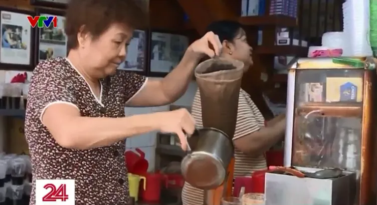 Caf&eacute; vợt kh&ocirc;ng ngủ - Ảnh 2.