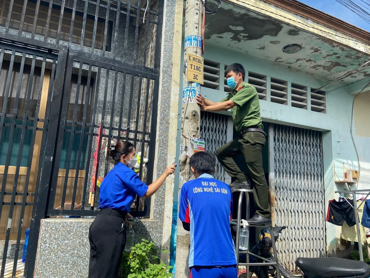 TP. Hồ Chí Minh: Ra quân xoá quảng cáo bẩn khu vực chợ đầu mối - Ảnh 1.