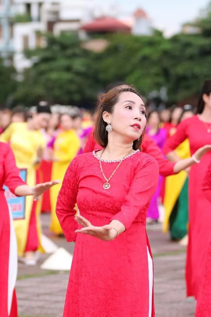 Mãn nhãn màn đồng diễn của 2023 phụ nữ chào mừng du khách đến với Hải Dương - Ảnh 1.